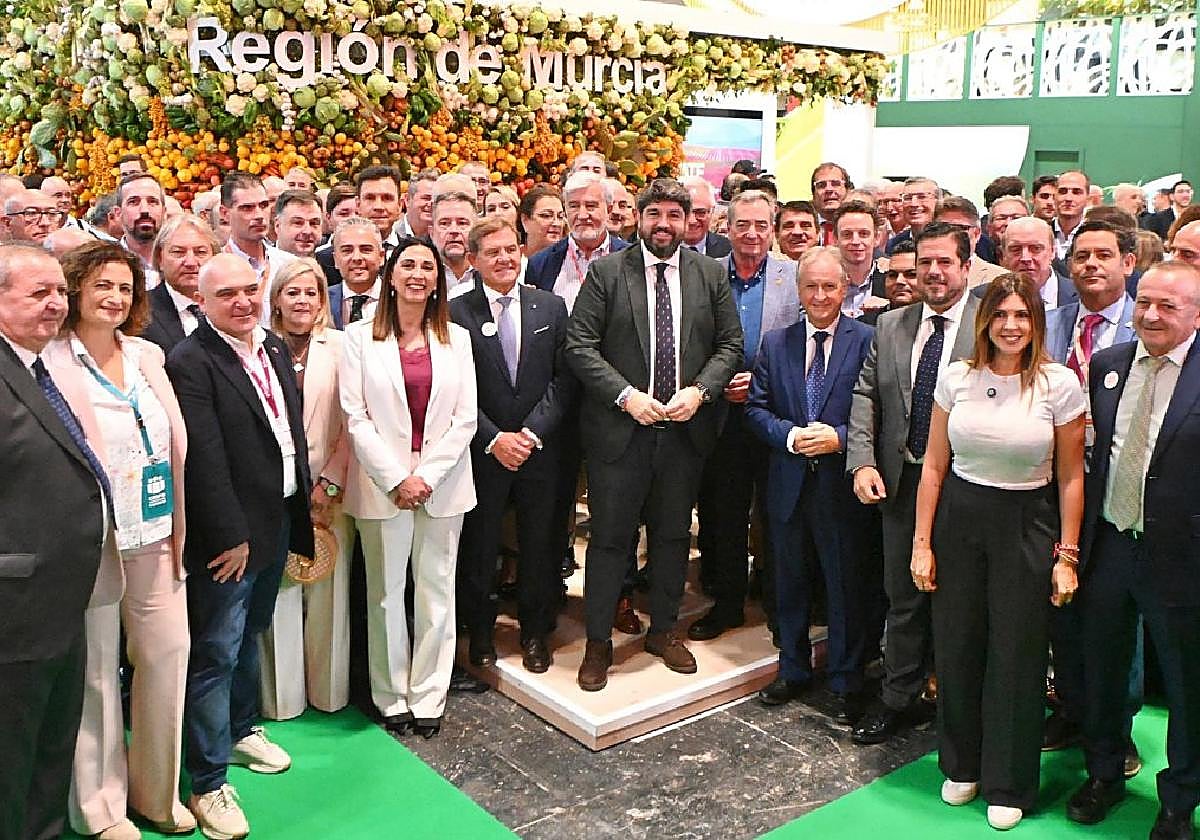 Representantes de algunas de las empresas y organizaciones presentes en Fruit Attraction junto a la delegación institucional, encabezada por el presidente regional, Fernando López Miras, y la consejera de Agricultura, Agua, Ganadería y Pesca, Sara Rubira.