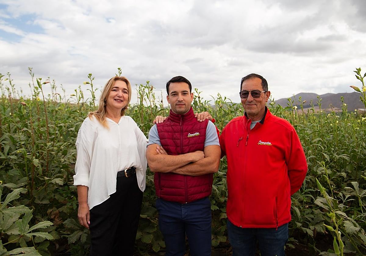 Ginés Guevara y Lola Silvente junto a su hijo, Juanfran Guevara.