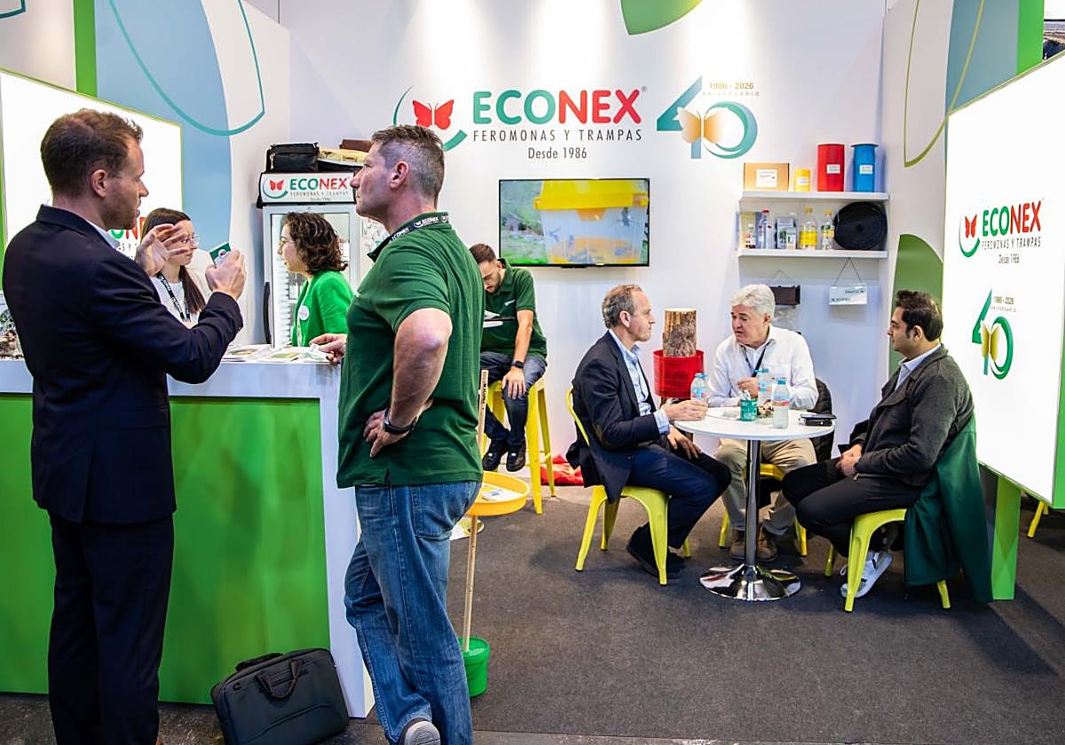 Delegación de Econex reunida con clientes nacionales e internacionales en su estand de Fruit Attraction.