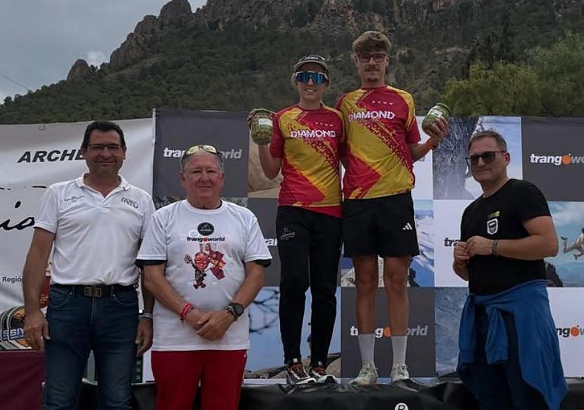 Bea Román y Juan Pérez, líderes de la Diamond Trail FAMU tras la disputa de las dos primeras carreas, ayer, en lo alto del podio en el campo de fútbol de La Era, en Cieza.