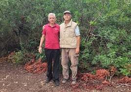 Felipe García, de bar El Popo, y Ramon Navia-Osorio en su bosque primigenio, formado por más de 300 especies.
