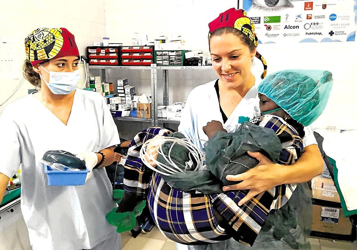 Profesionales de Azul en Acción sobre el terreno.