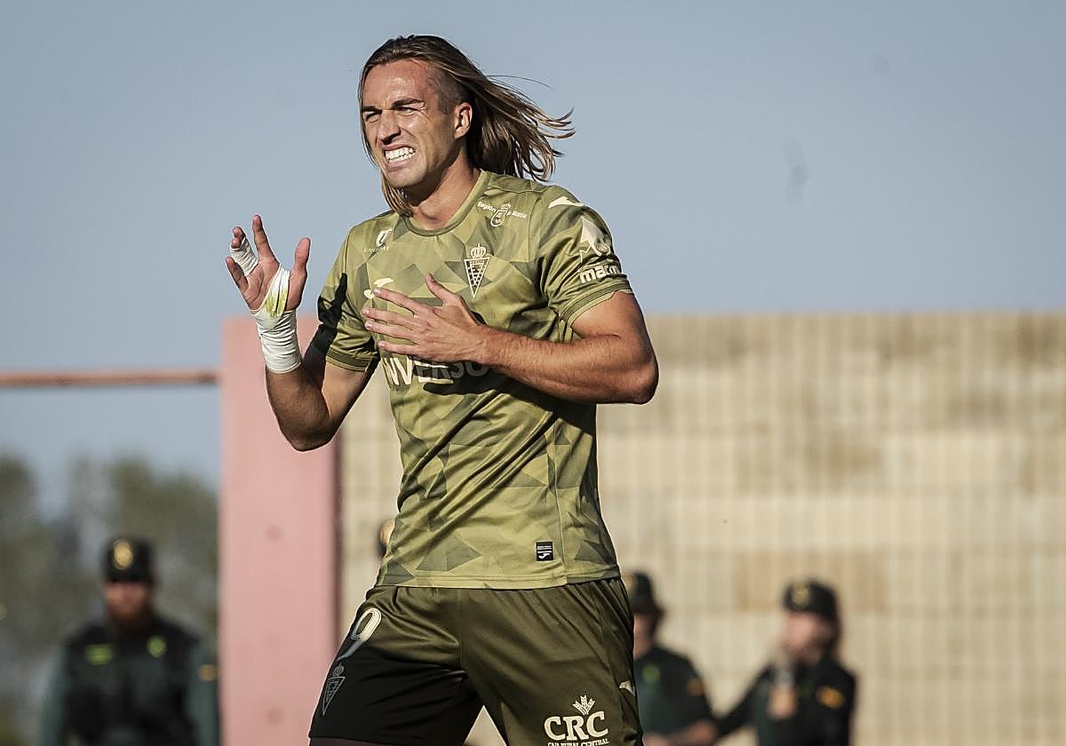 Pedro Benito se lamenta tras una ocasión abortada en la derrota del Real Murcia en Tarazona.