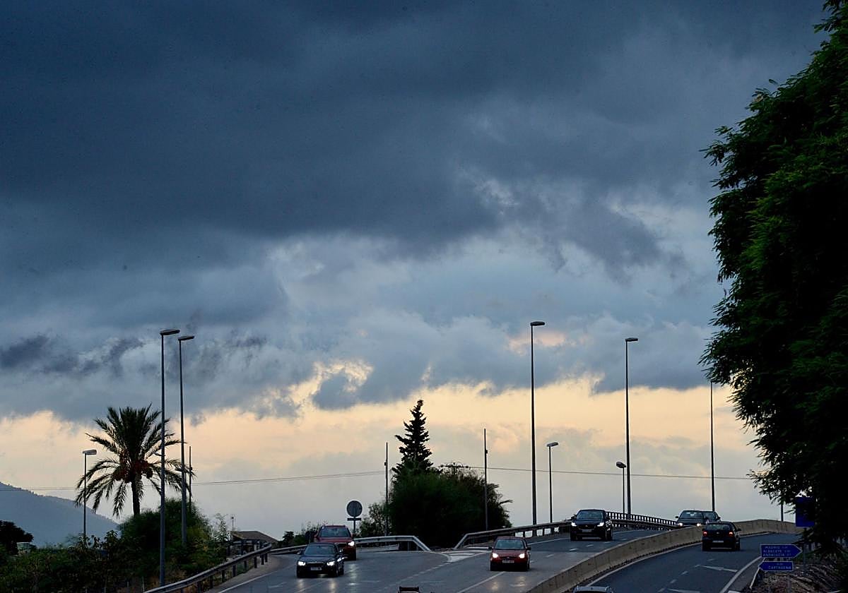 Las nubes volverán a cubrir los cielos de la Región de Murcia este lunes.