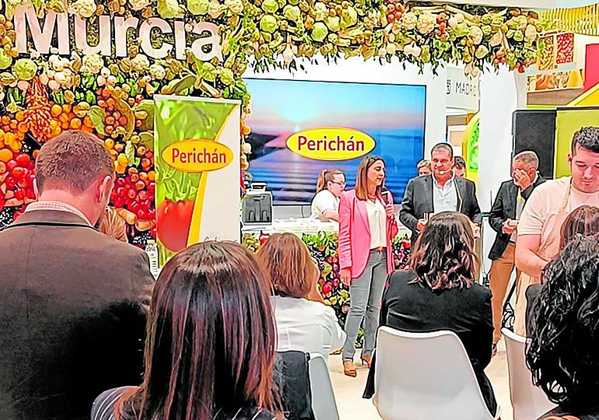 La consejera Sara Rubira durante una de las degustaciones de tomate que se realizaron en el estand de la Región de Murcia.