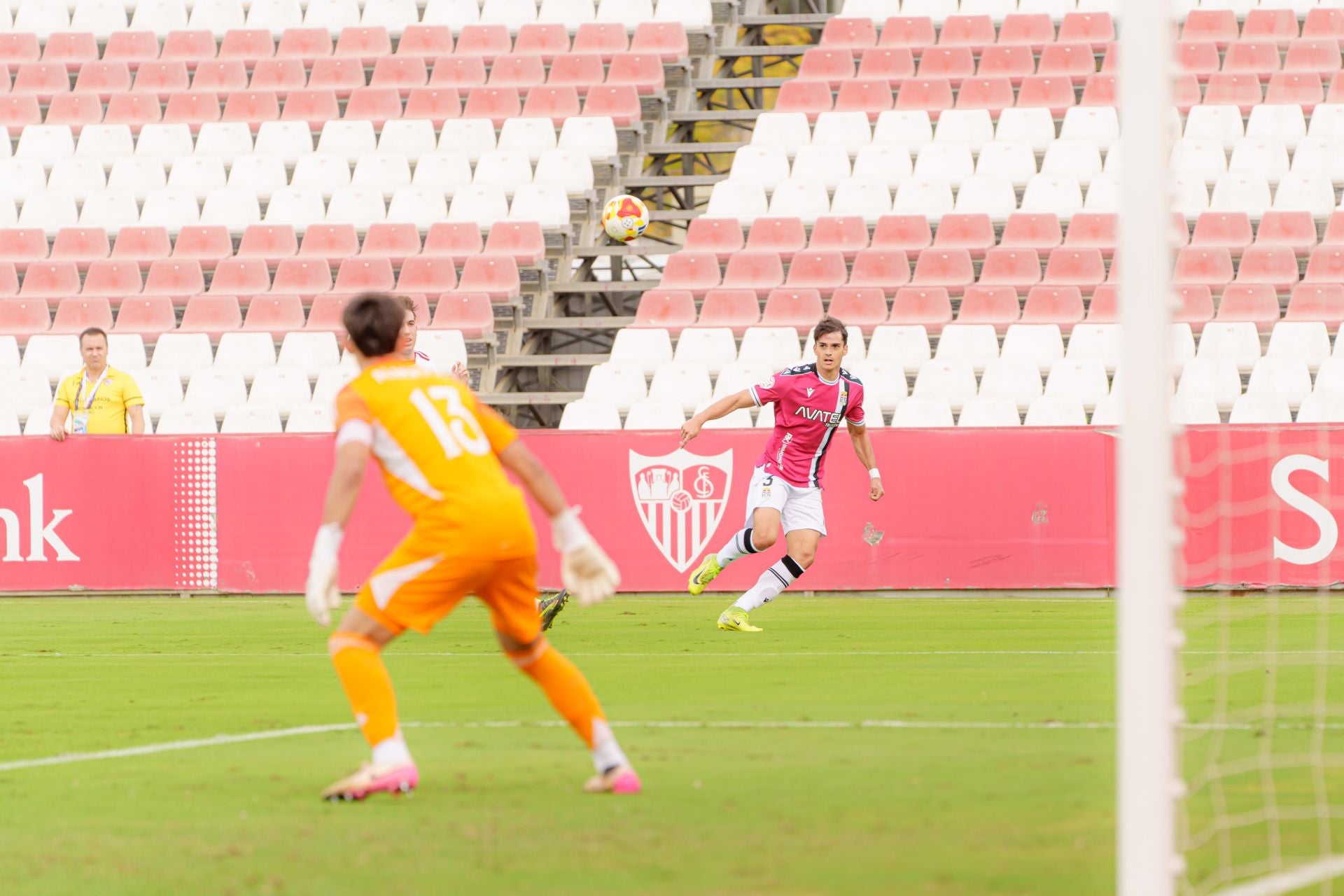 El FC Cartagena naufraga ante el Sevilla Atlético, en imágenes