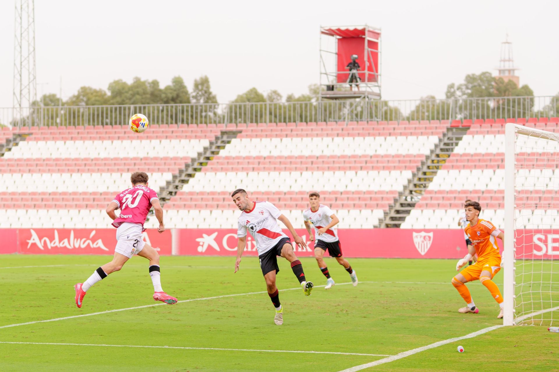 El FC Cartagena naufraga ante el Sevilla Atlético, en imágenes