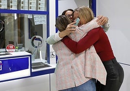 Tres mujeres se abrazan para celebrar un premio de la Lotería de Navidad.
