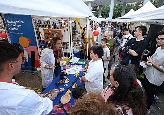Estudiantes y docentes en la Noche de los Investigadores, que también busca motivar a los alumnos.