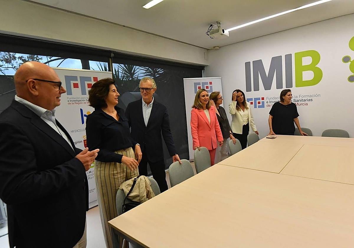 La presentación del proyecto reunió este lunes a representantes de Fundown y del IMIB. Asistieron los consejeros de Salud y Política Social, Juan José Pedreño y Conchita Ruiz.