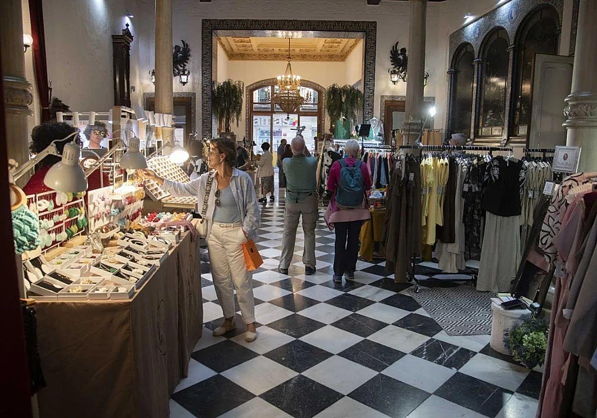 Cartageneros y turistas recorren lospuestos en el Casino en una imagen de archivo.