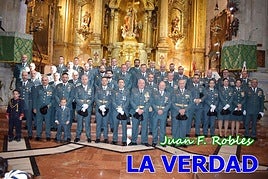 Oficiales, suboficiales y guardias posan al final de la celebración de la eucaristía en El Salvador