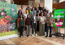 Presentación de la sexta edición del FolkFest Región de Murcia con el director general del ICA, Manuel Cebrián; la concejala de Cultura de Cieza, María Turpín; el concejal de Cultura e Identidad de Murcia, Diego Avilés, y la directora artística del festival, Alicia Baltasar, así como artistas de la escena folk regional.