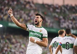 Goles en medio de la polémica. El delanteromurciano Rafa Mir celebra el tanto marcadoante el Levante esta temporada.