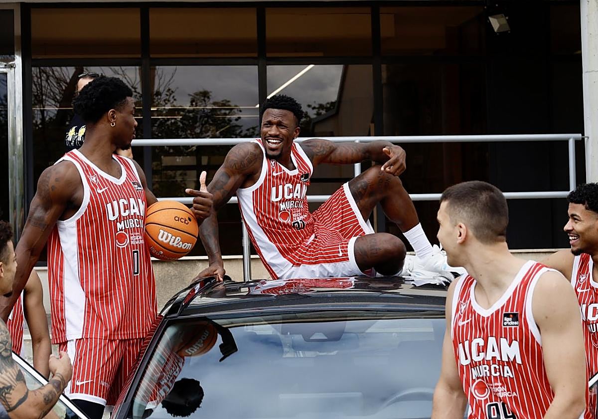 Dylan Ennis es el centro de las miradas de sus compañeros al subirse encima de un coche en una foto de grupo en el 'media day'.
