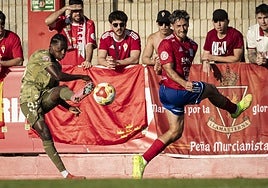 Kayode, jugador del Real Murcia, golpea la pelota en Tarazona.