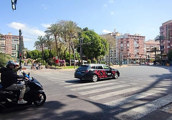 Uno de los vehículos de Uber, a su paso por la plaza Circular, en Murcia.