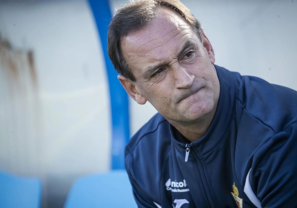 Joseba Etxeberria, entrenador del Real Murcia, con gesto de preocupación en el duelo ante la SD Tarazona del pasado sábado.