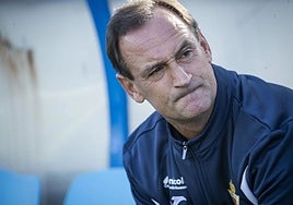 Joseba Etxeberria, entrenador del Real Murcia, con gesto de preocupación en el duelo ante la SD Tarazona del pasado sábado.