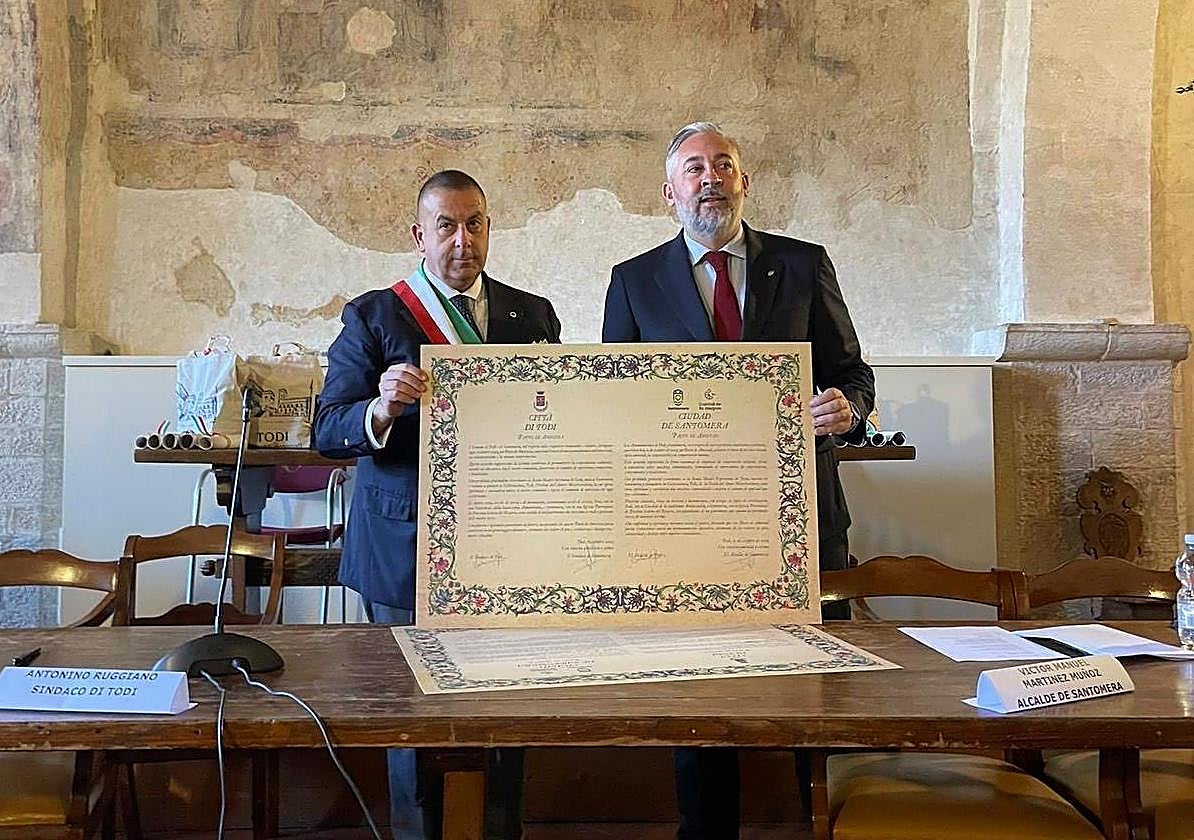 Antonino Ruggiano, alcalde de Todi, junto a Víctor Martínez.