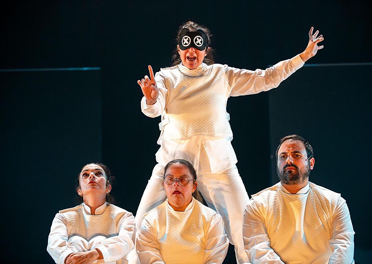 Imagen secundaria 1 - Los cuatro intérpretes de 'Cría cuerdos' sobre el escenario. | Escena de 'Arrullo', de La Púa Escénica y Nacho Vilar Producciones.