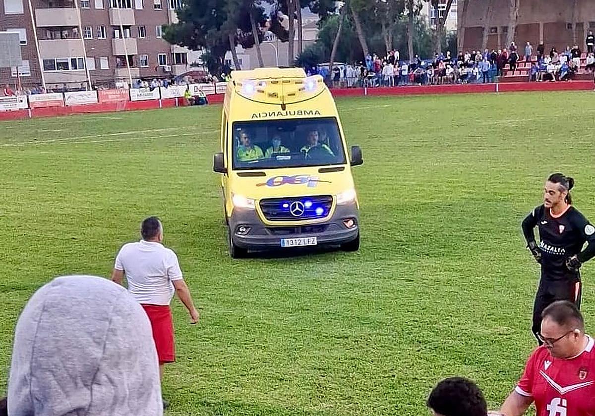 La ambulancia accede al césped del Estadio Municipal de Mazarrón.