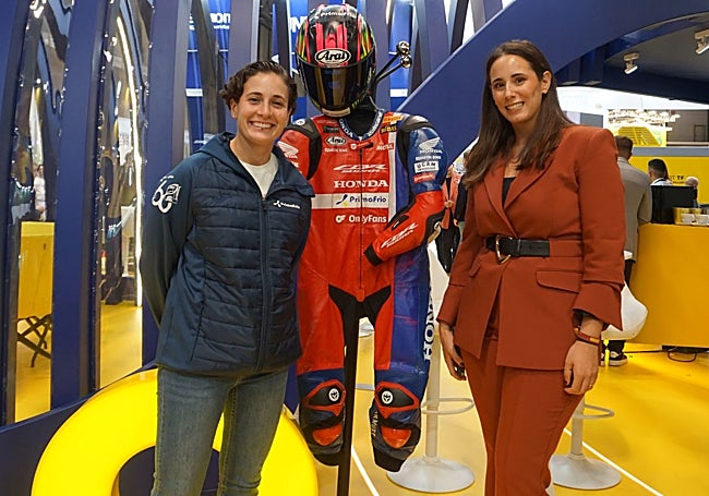 La piloto Ana Carrasco, doble campeona del mundo de motociclismo, y Pepa Carreño, diputada de la Asamblea Regional, en el estand de Primafrio.