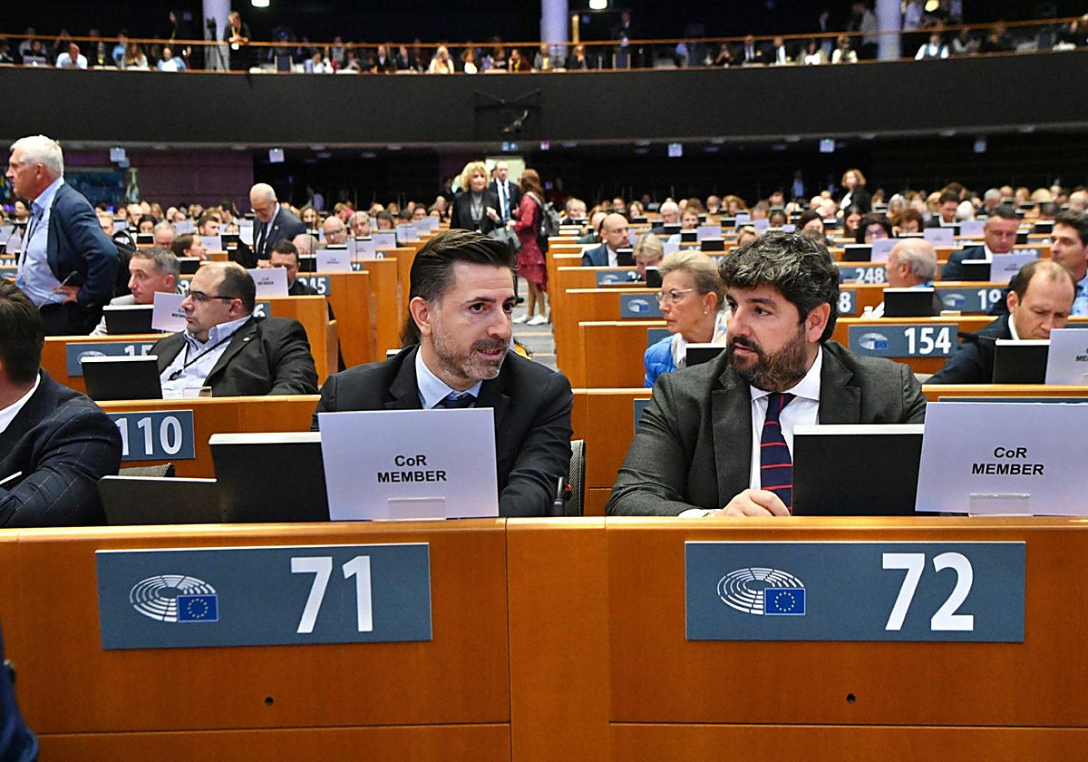 Fernando López Miras y Adrián Zittelli, este lunes en el hemiciclo del Parlamento Europeo.