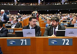 Fernando López Miras y Adrián Zittelli, este lunes en el hemiciclo del Parlamento Europeo.