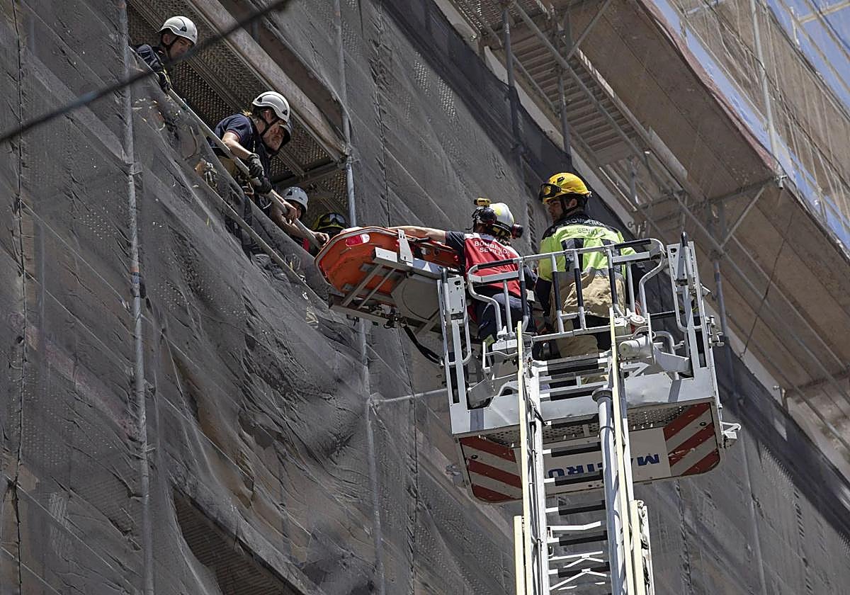 Un trabajador de la construcción siendo rescatado, en una foto de archivo.
