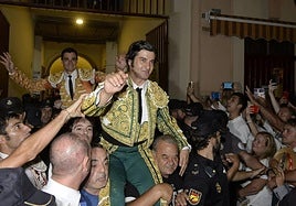 Morante de la Puebla, con Ureña detrás, sale a hombros de La Condomina en 2022.