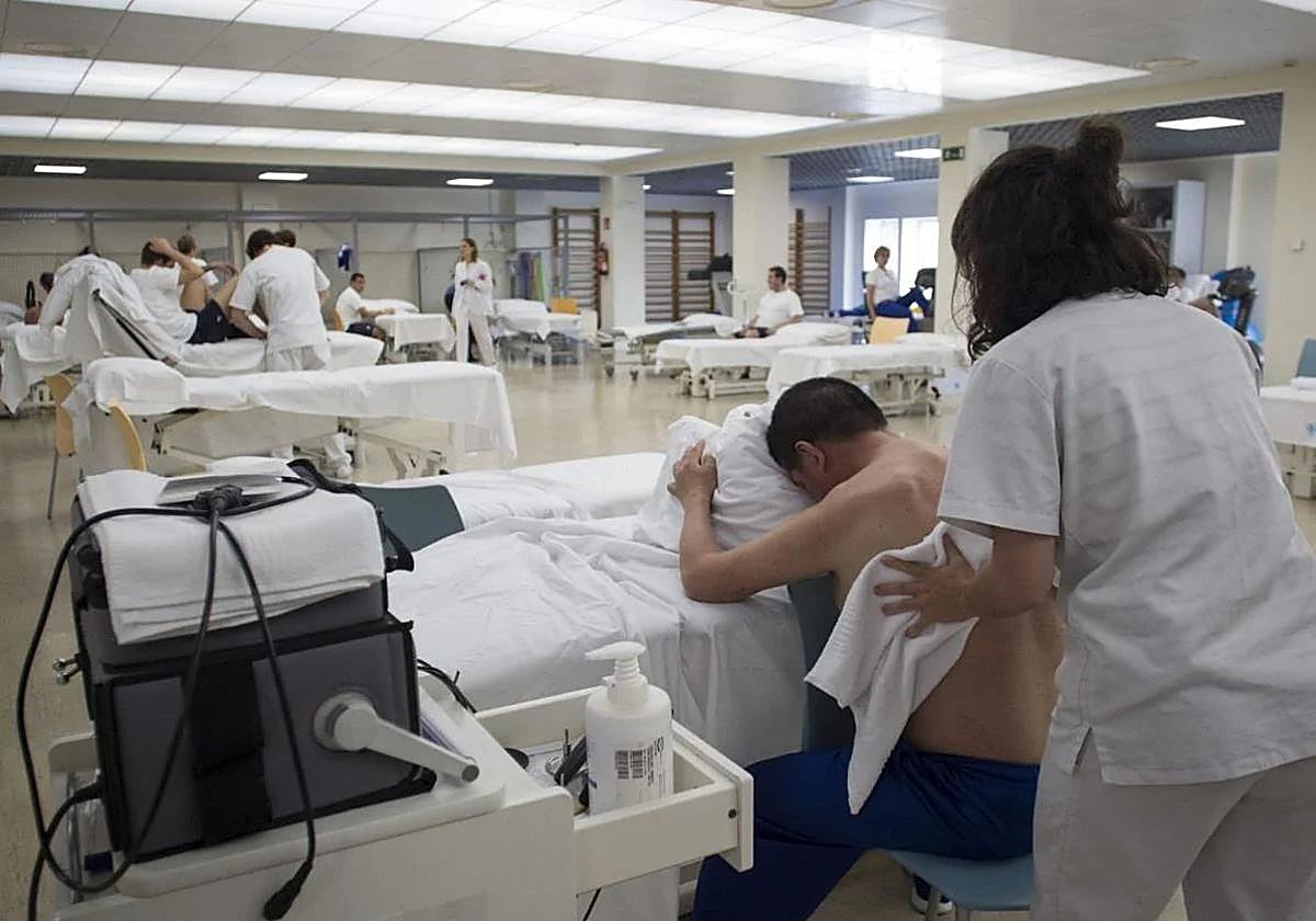 Trabajadores en situación de baja laboral reciben terapia en una imagen de archivo.