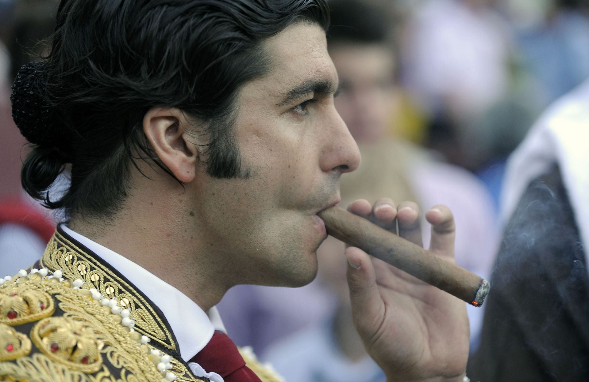 Fumando un puro en la Feria de Murcia de 2010.