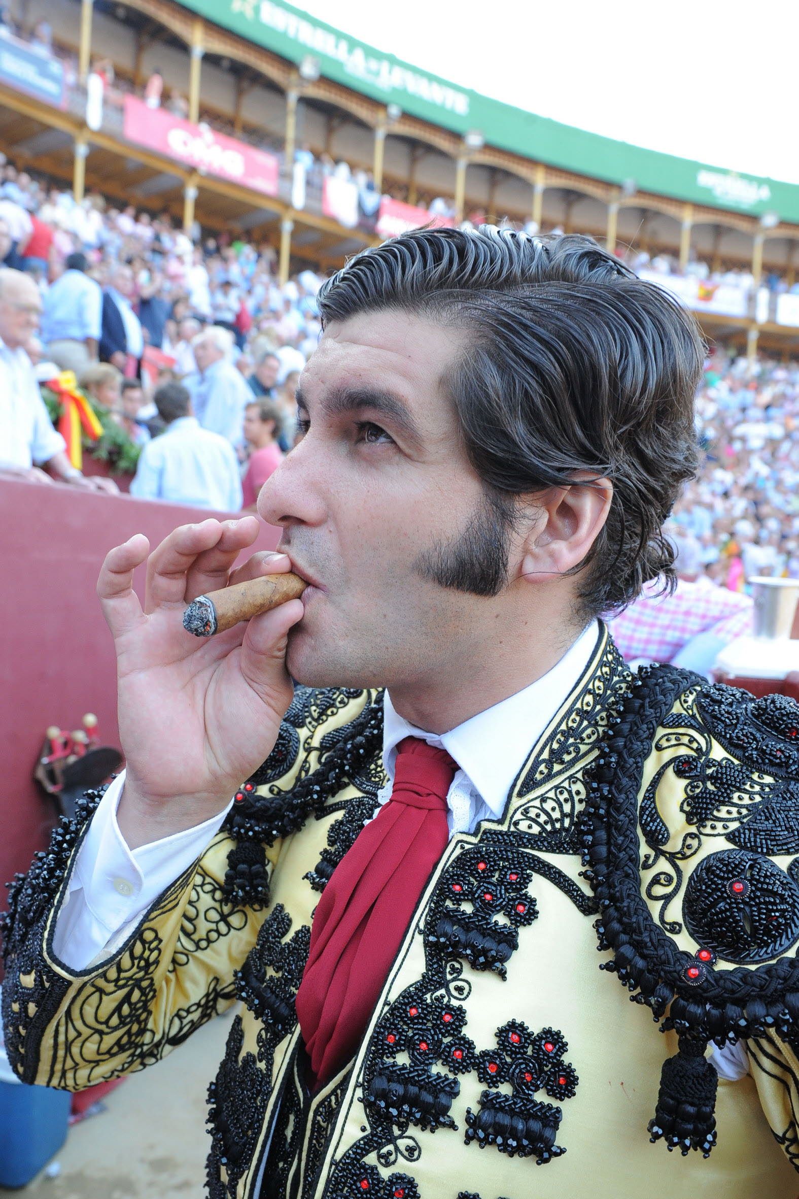 Fumando un puro en La Condomina en 2012. 