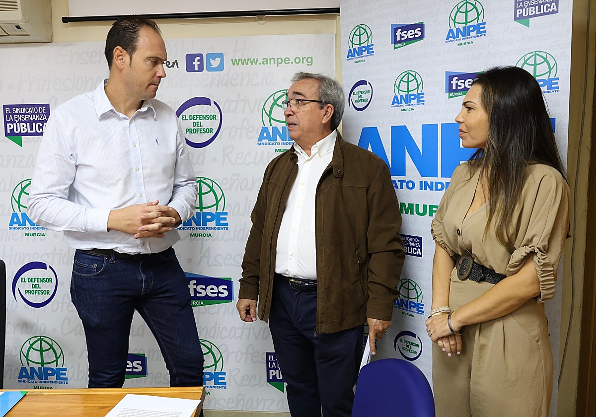 El secretario de Organización de Anpe, José Antonio Martínez Robles; el presidente, Clemente Hernández; y la secretaria de Comunicación, María Dolores Caballero.