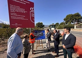 El consejero de Fomento, acompañado del alcalde de Abarán, Jesús Gómez, y del director general de Carreteras, Francisco Carrillo en la visita a las obras.