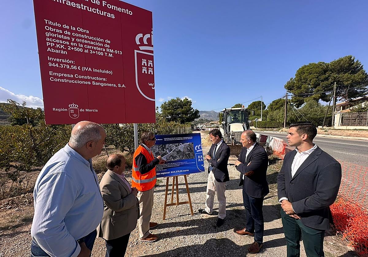 El consejero de Fomento, acompañado del alcalde de Abarán, Jesús Gómez, y del director general de Carreteras, Francisco Carrillo en la visita a las obras.