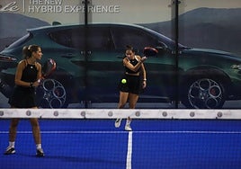 Saque durante un encuentrode la liga regional jugado el sábado en Padel Zone Murcia.