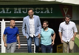Fran Fernández, en su presentación como grana en junio de 2024, junto a Cañadas, segundo, Goiria y Juanjo Fernández.