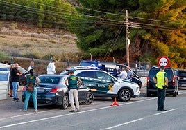 Agentes de la Guardia Civil, en el lugar donde fue hallado el cuerpo en un maletero.