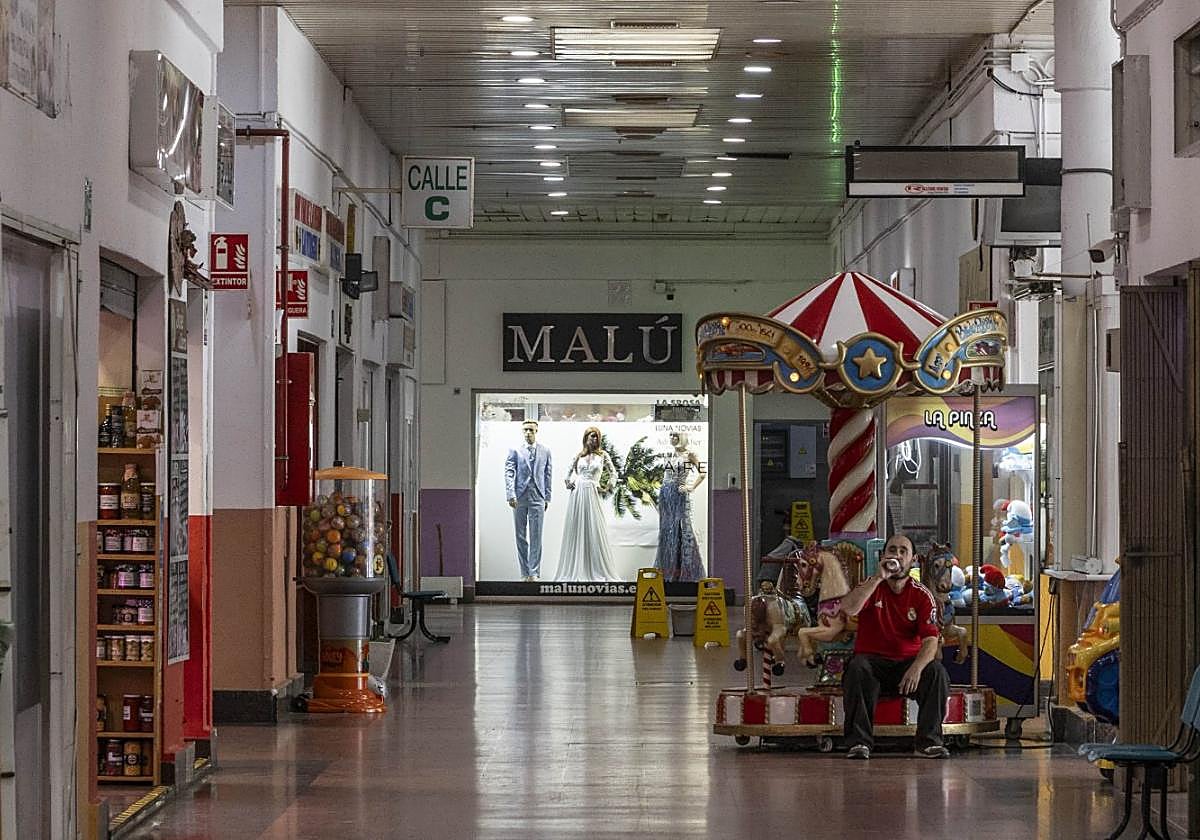 Uno de los pasillos principales del centro comercial, en el que se han señalizado las goteras por las últimas lluvias.