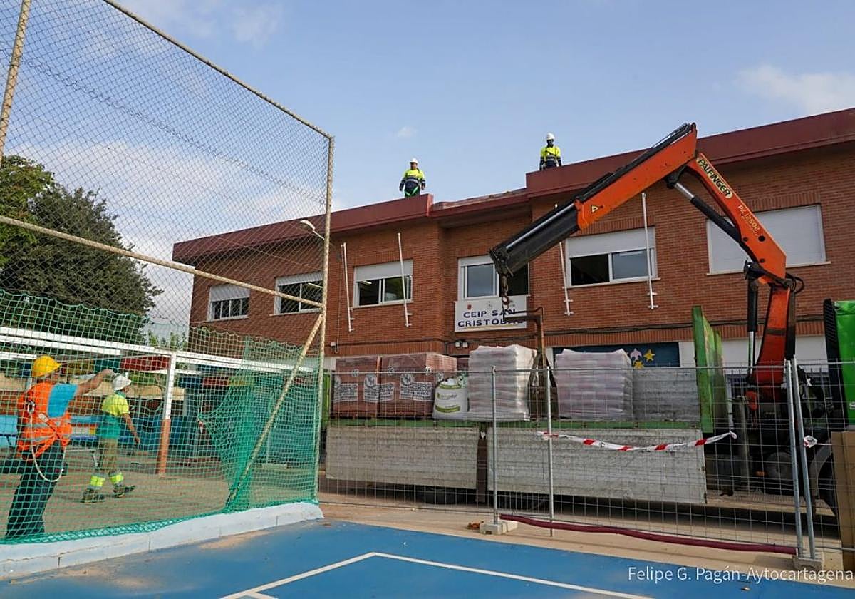 Los operarios continuaban ayer trabajando en la cubierta del pabellón de Infantil del centro.
