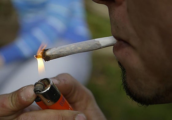 Un joven fuma un porro, en una imagen de archivo.