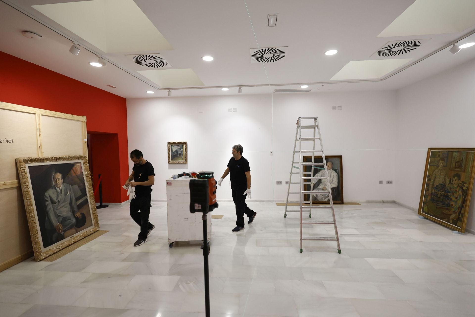 Las imágenes del montaje de la exposición &#039;Carpe y los maestros Solana y Vázquez Díaz&#039; en Murcia