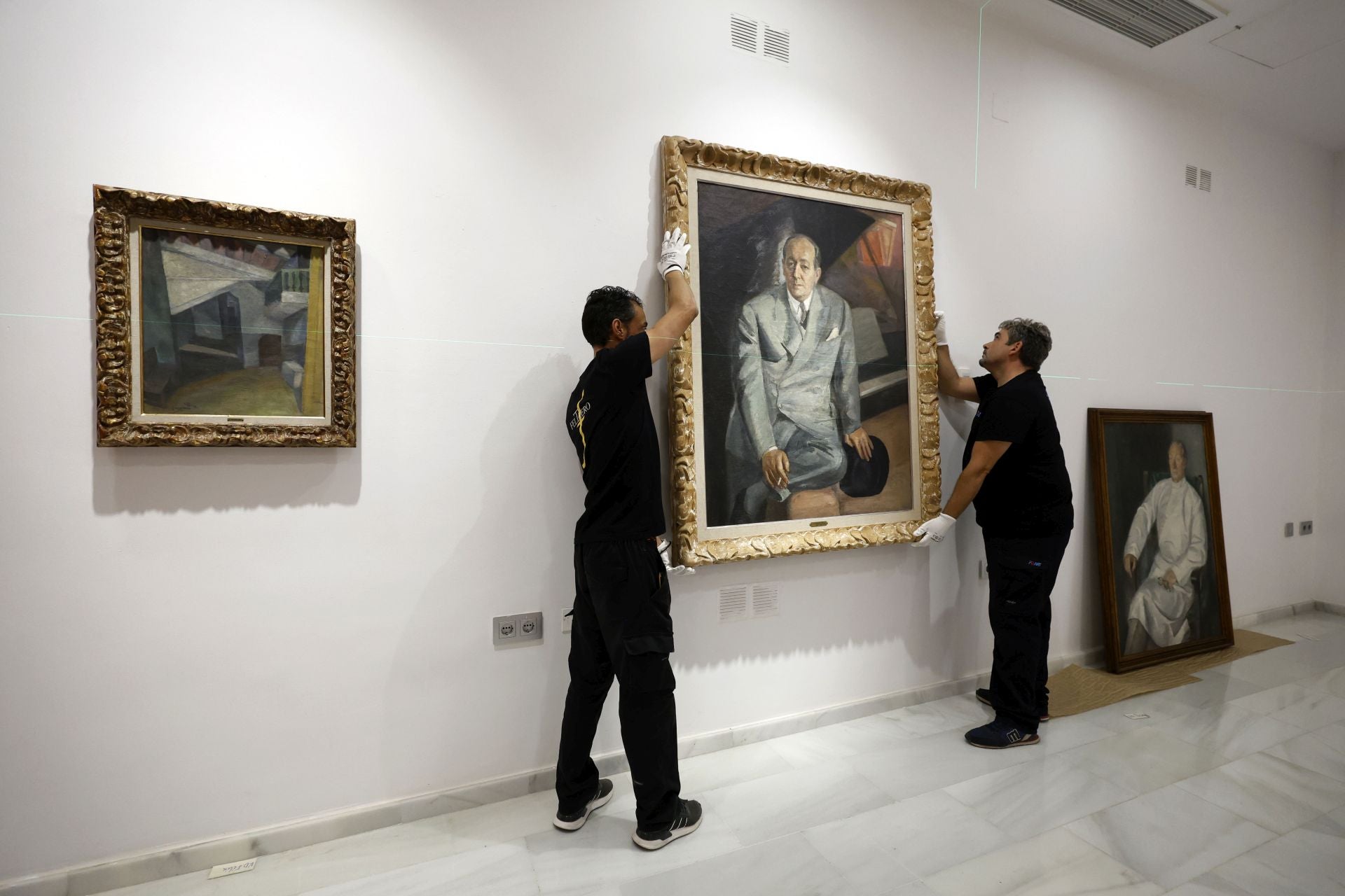 Las imágenes del montaje de la exposición &#039;Carpe y los maestros Solana y Vázquez Díaz&#039; en Murcia