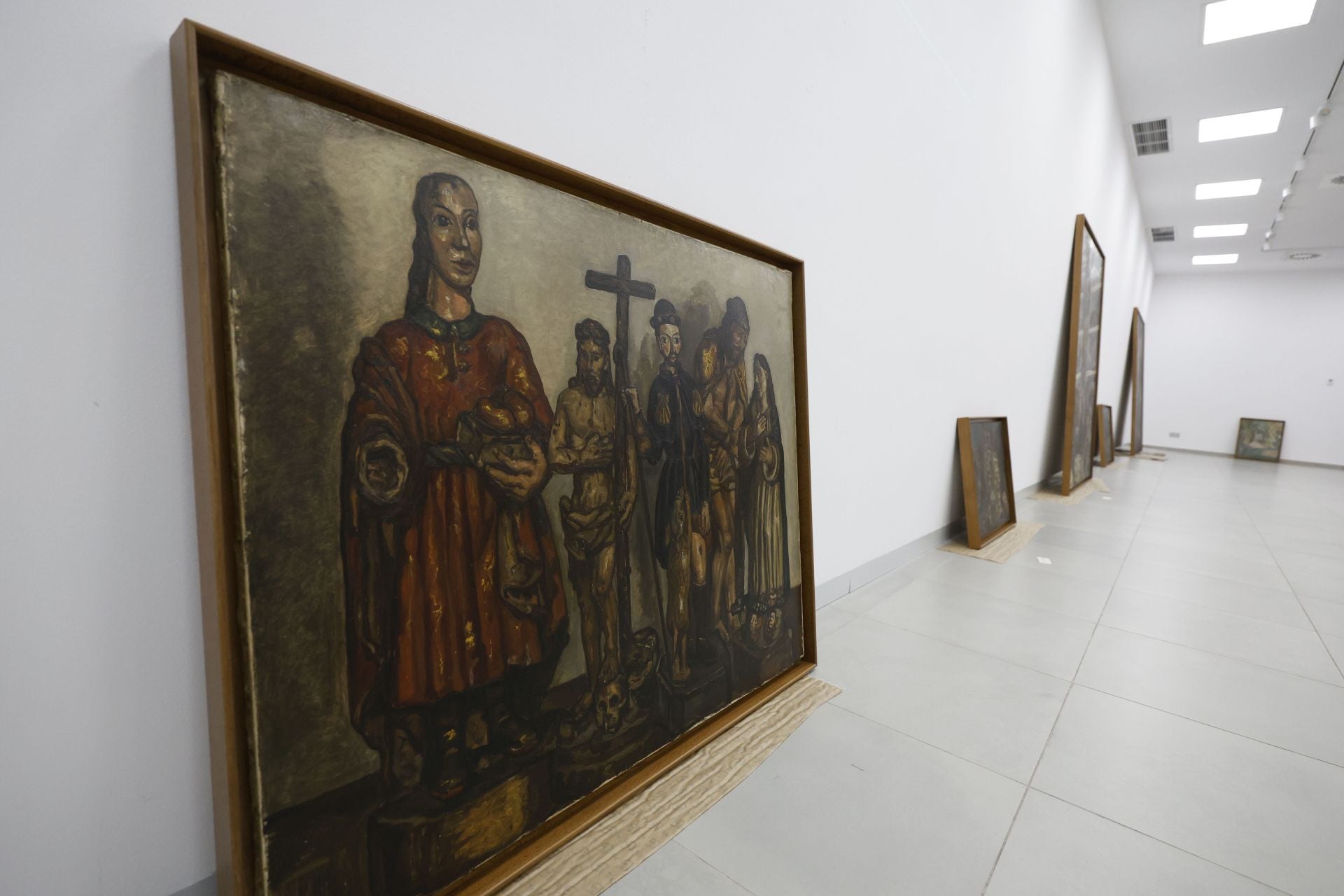 Las imágenes del montaje de la exposición &#039;Carpe y los maestros Solana y Vázquez Díaz&#039; en Murcia