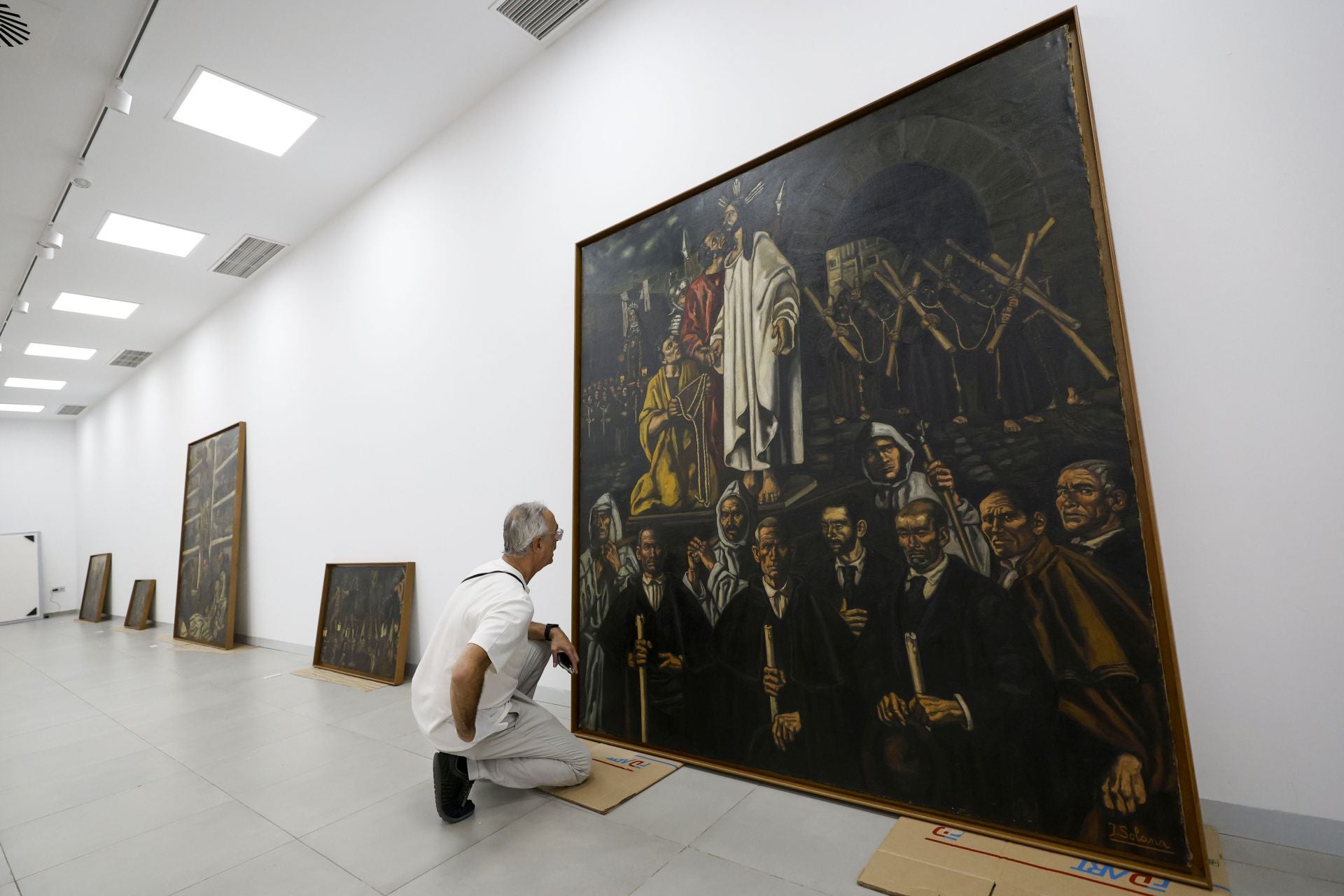 Las imágenes del montaje de la exposición &#039;Carpe y los maestros Solana y Vázquez Díaz&#039; en Murcia