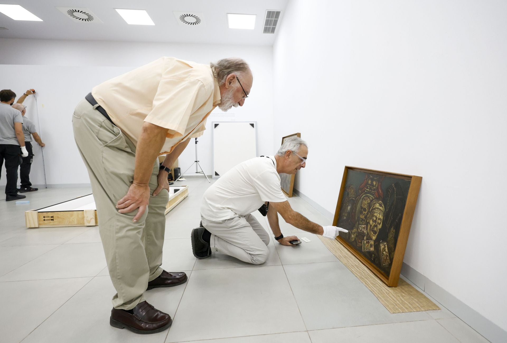 Las imágenes del montaje de la exposición &#039;Carpe y los maestros Solana y Vázquez Díaz&#039; en Murcia