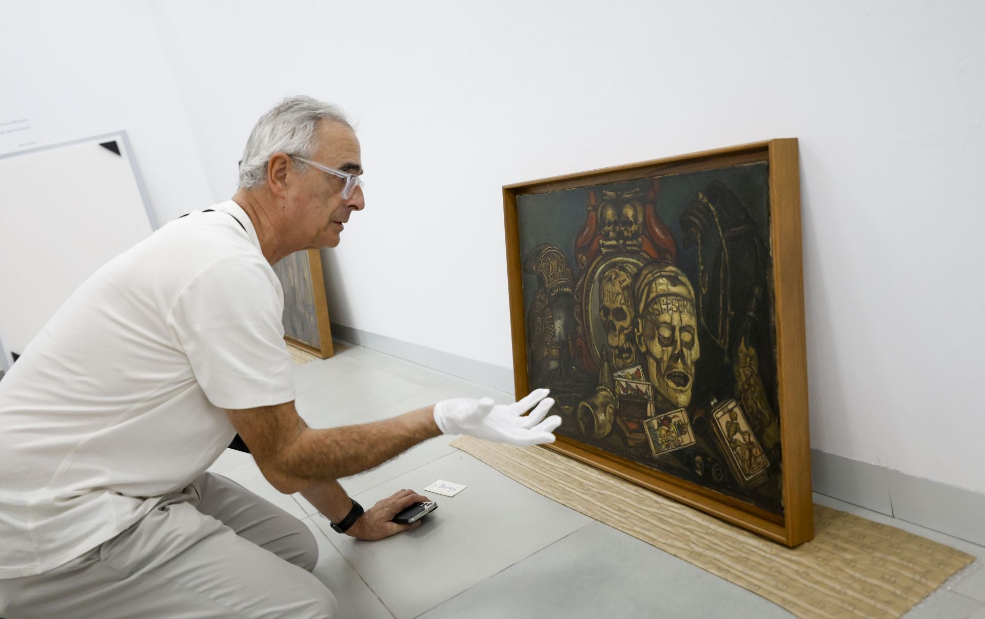 Las imágenes del montaje de la exposición &#039;Carpe y los maestros Solana y Vázquez Díaz&#039; en Murcia