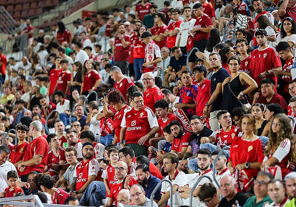 El público en el estadio Enrique Roca en el partido contra el Villarreal B.